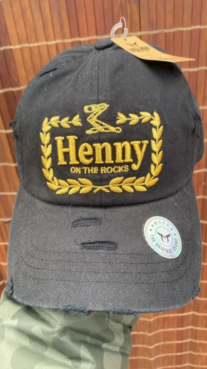 Gorra negra con distintos diseños - 2