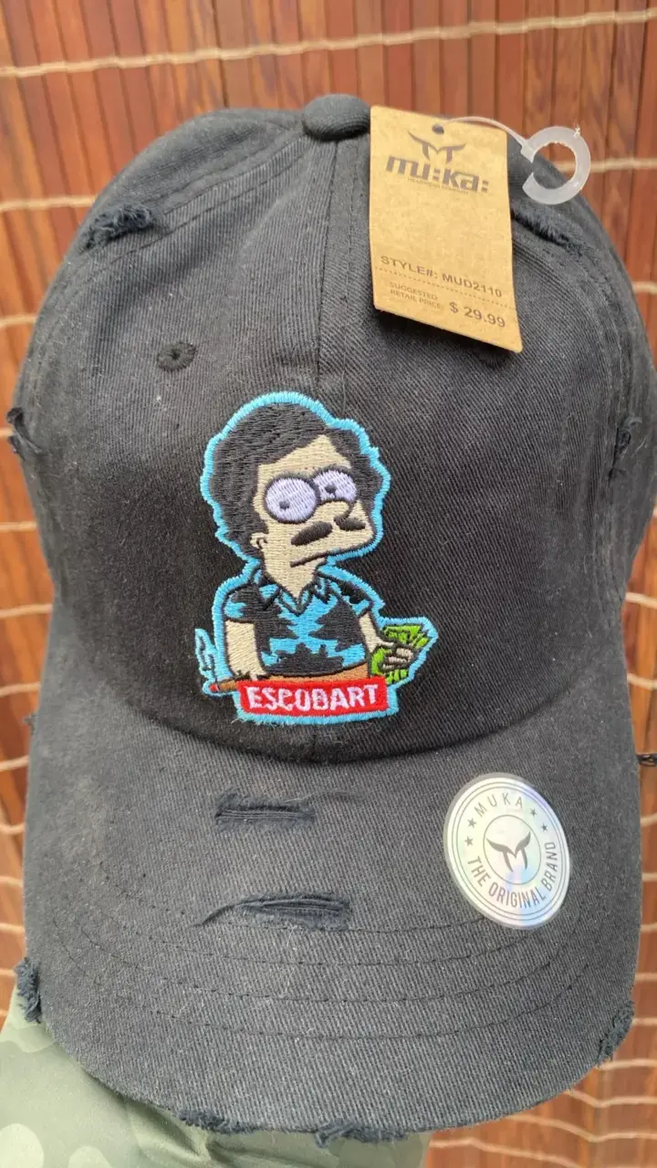 Gorra negra con distintos diseños - 3