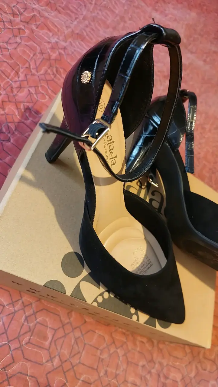 Zapatos de tacón negros con correa elegante - 1