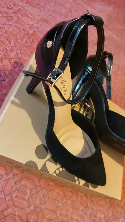 Zapatos de tacón negros con correa elegante - miniatura 1