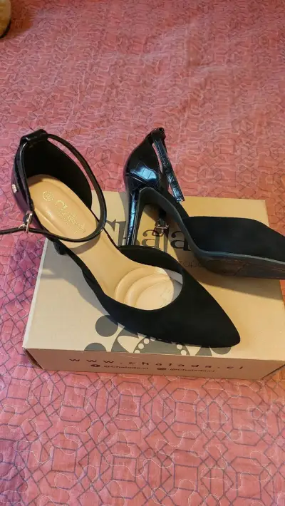 Zapatos de tacón negros con correa elegante - miniatura 3