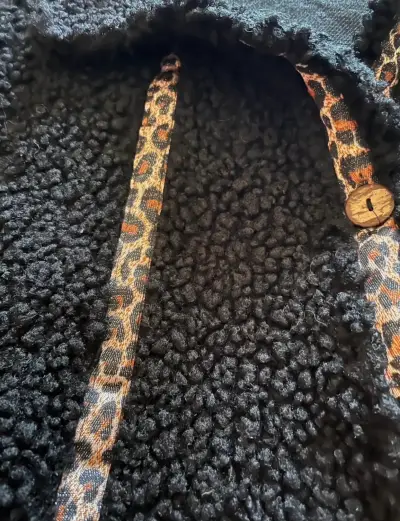 Chaqueta de lana negra con detalles de leopardo - miniatura 3