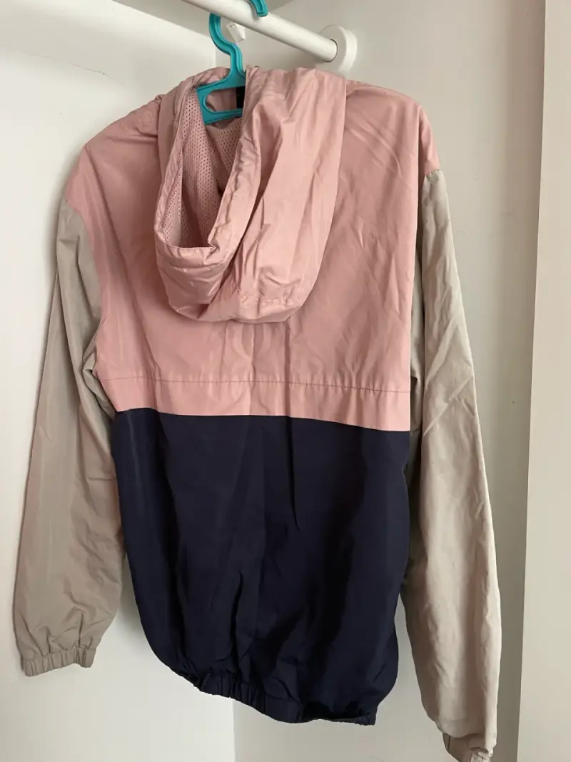 Chaqueta H&M cortaviento tricolor con capucha - 1