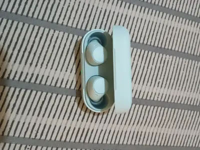 Auriculares inalámbricos con estuche de carga - miniatura 1