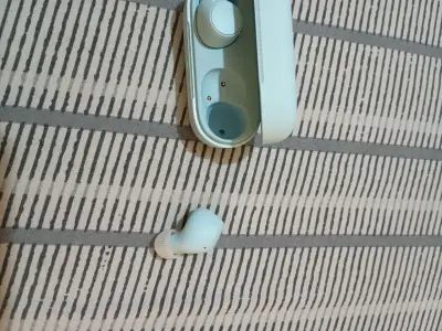 Auriculares inalámbricos con estuche de carga - miniatura 2