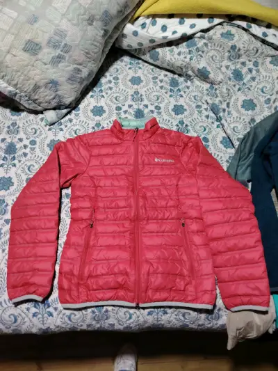 Chaqueta Columbia acolchada roja para mujer - miniatura 1