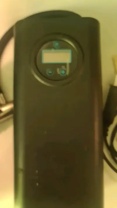 Bomba de aire portátil con pantalla digital - miniatura 2