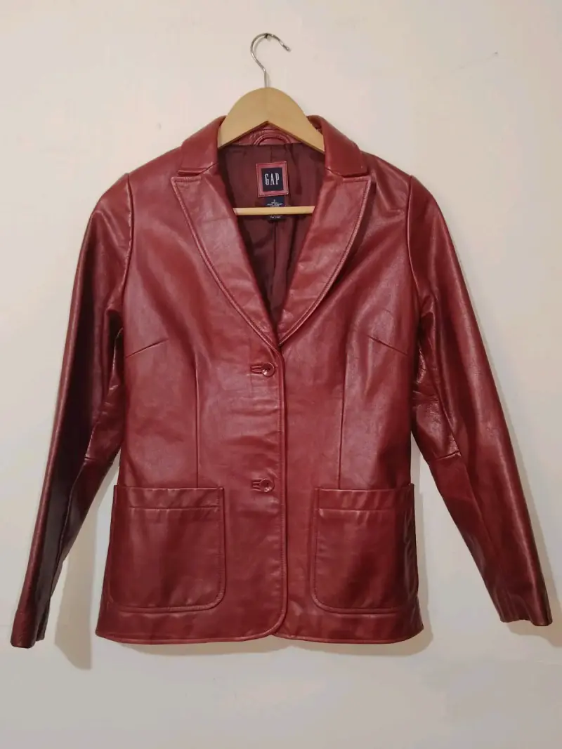 Blazer de cuero rojo GAP para mujer