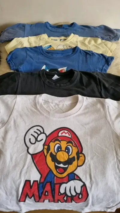 Lote de poleras estampadas de personajes - miniatura 1