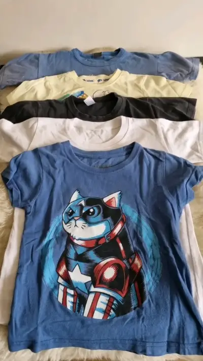 Lote de poleras estampadas de personajes - miniatura 2