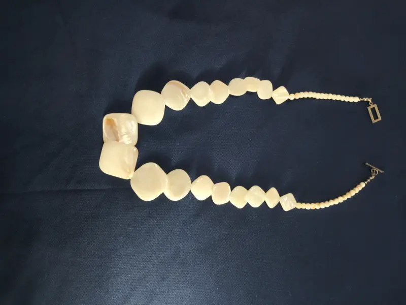 Collar de perlas blancas elegante