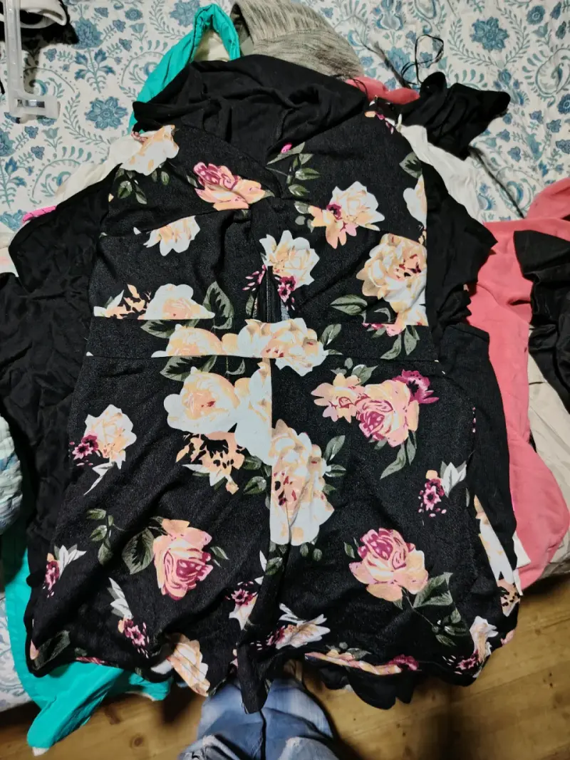 Enterizo floral negro con rosas + vestido negro - 2