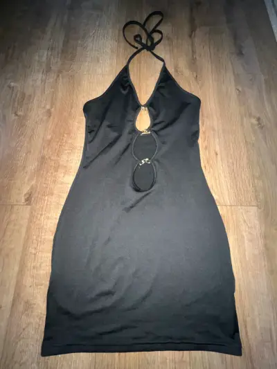 Vestido negro con diseño halter elegante - miniatura 1