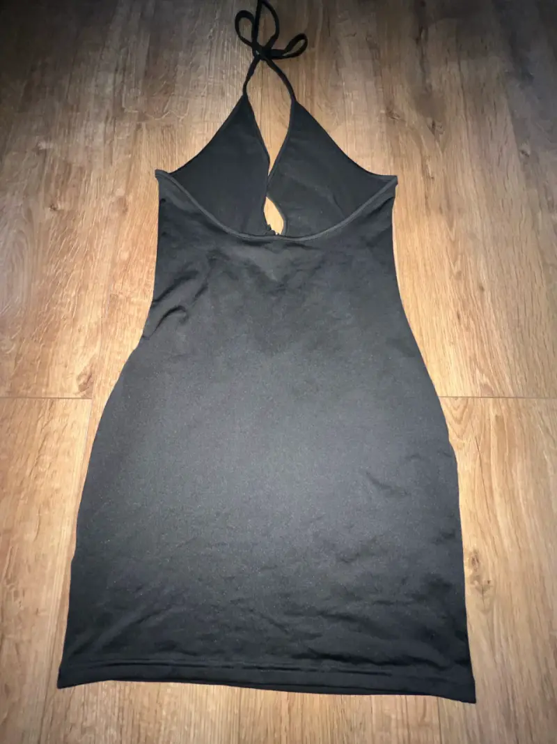 Vestido negro con diseño halter elegante - 2