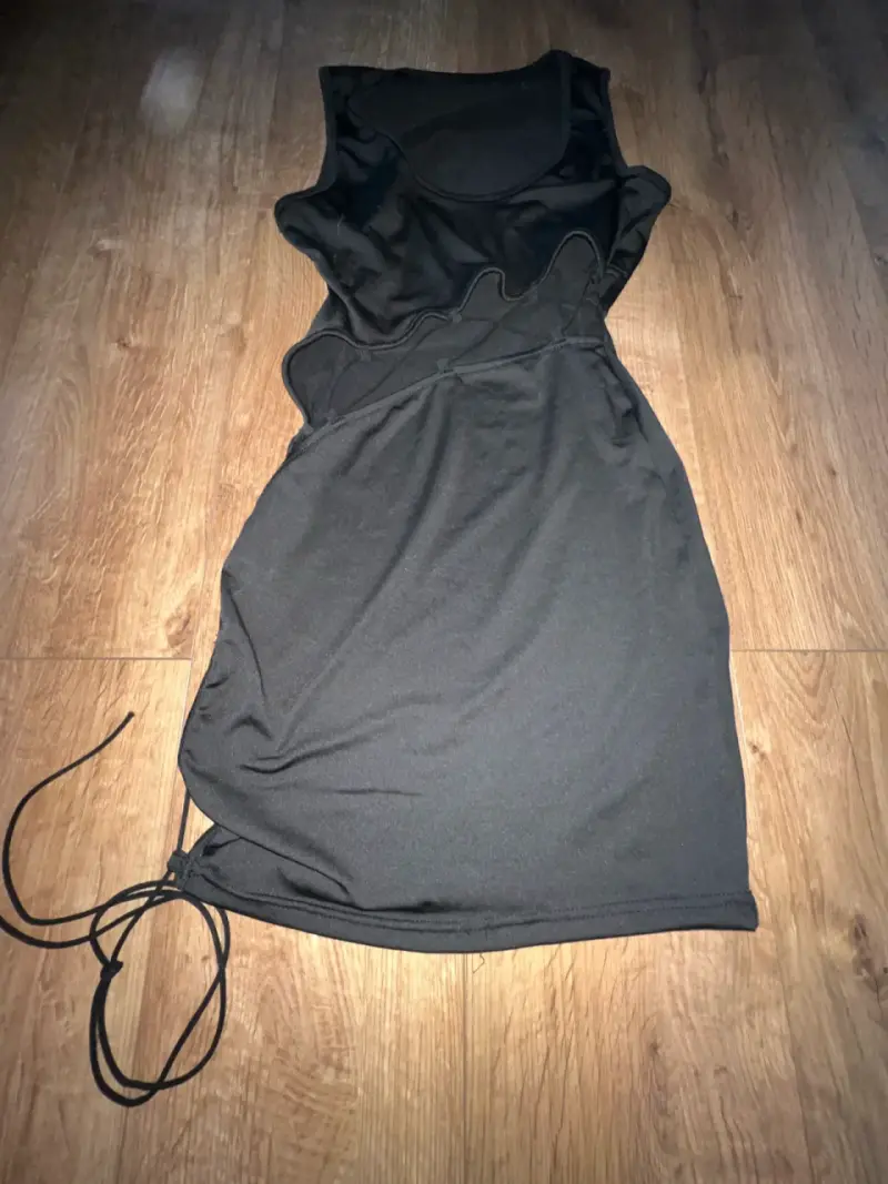 Vestido negro ajustado con diseño asimétrico - 1
