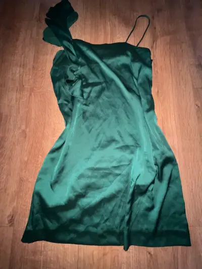 Vestido verde de un solo hombro elegante - miniatura 1
