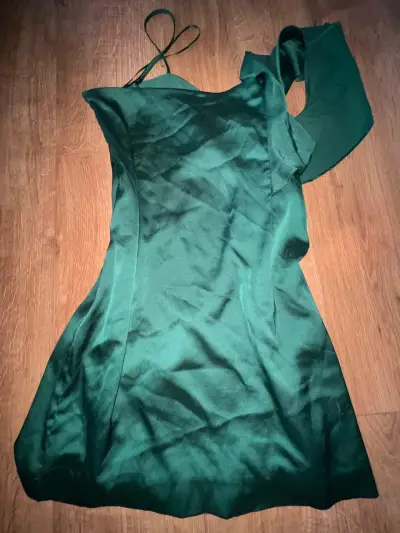 Vestido verde de un solo hombro elegante - miniatura 3