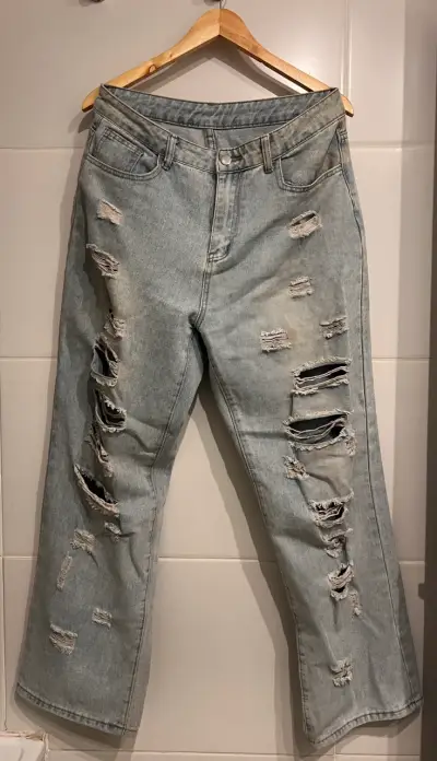 Jeans desgastados de mezclilla azul claro - miniatura 1