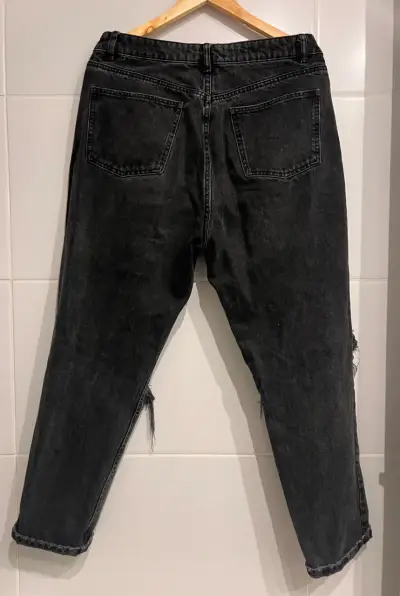 Jeans negros desgastados para mujer - miniatura 3
