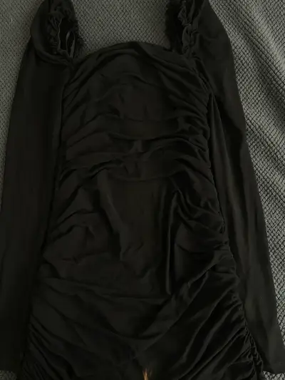 Vestido negro ajustado con mangas largas de shein. - miniatura 1