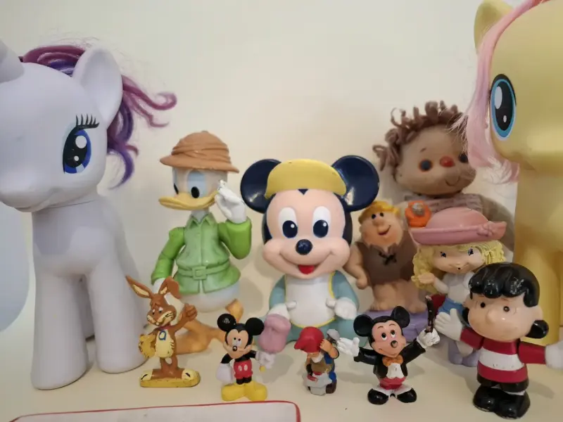 Colección de figuras de personajes animados