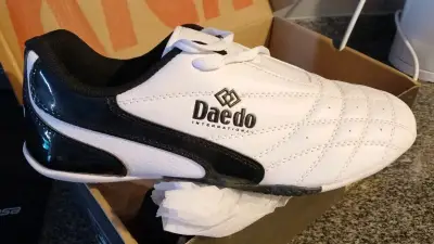 Zapatillas deportivas Daedo blancas y negras - miniatura 1