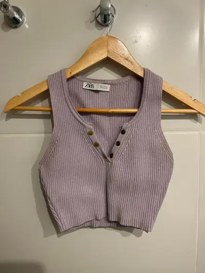 Top sin mangas Zara lila con botones - miniatura 1