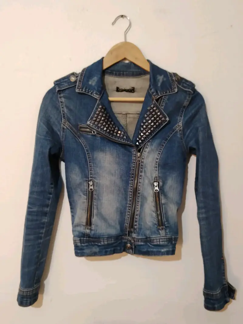 Chaqueta de mezclilla con tachas para mujer