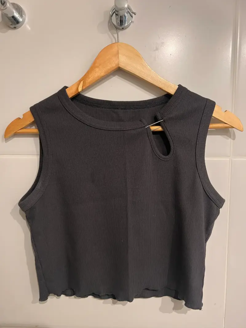 Polera sin mangas gris - 1