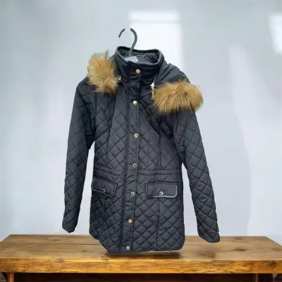 Abrigo acolchado negro con capucha - miniatura 1