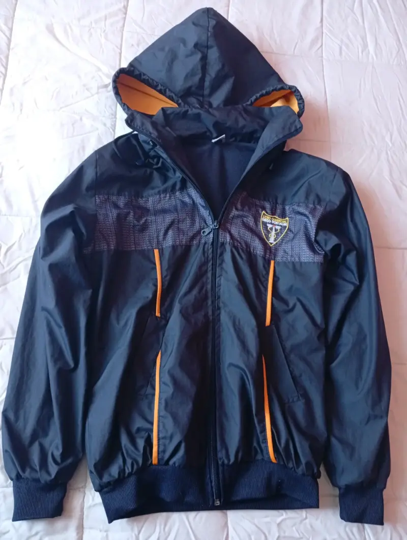 Chaqueta deportiva con capucha azul y naranja