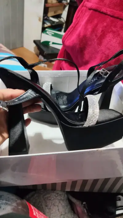 Tacones altos negros con brillantes - miniatura 1