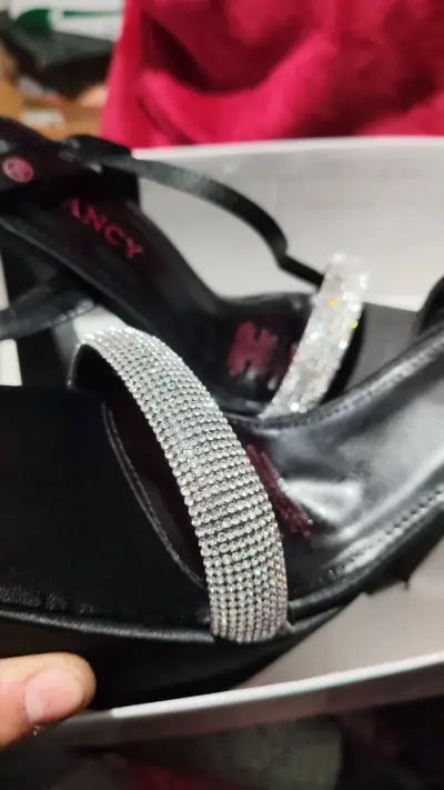 Tacones altos negros con brillantes - miniatura 2