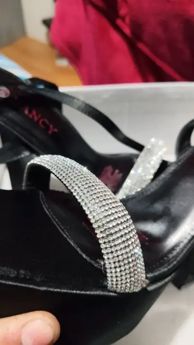 Tacones altos negros con brillantes - miniatura 3