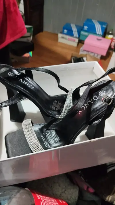 Tacones altos negros con brillantes - miniatura 6