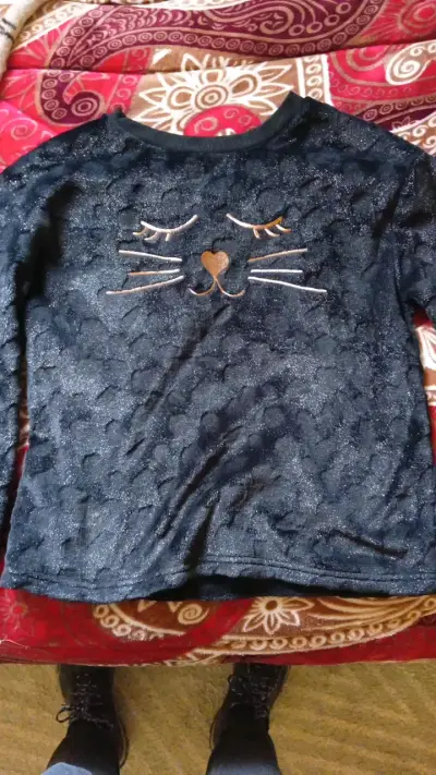 Polera negra con diseño de gato - miniatura 1