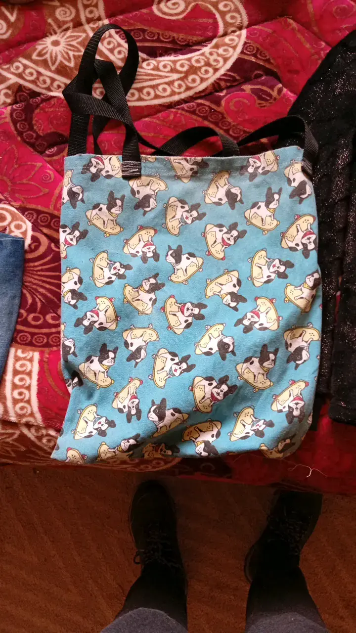 Polera negra con diseño de gato - 2