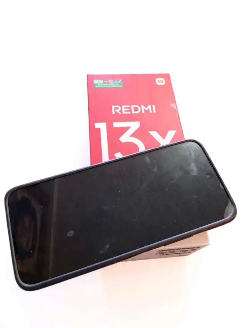 Smartphone Xiaomi Redmi 13x con caja