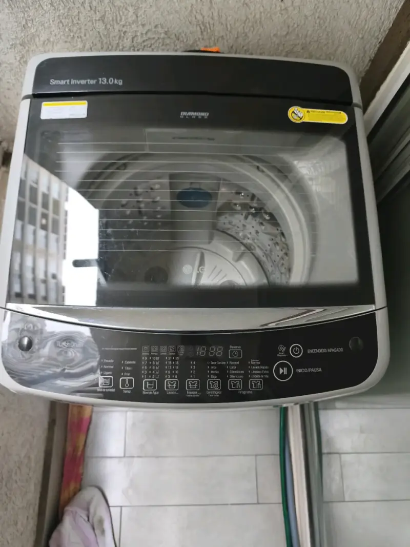 Lavadora LG TurboDrum 13 kg plateada - 2