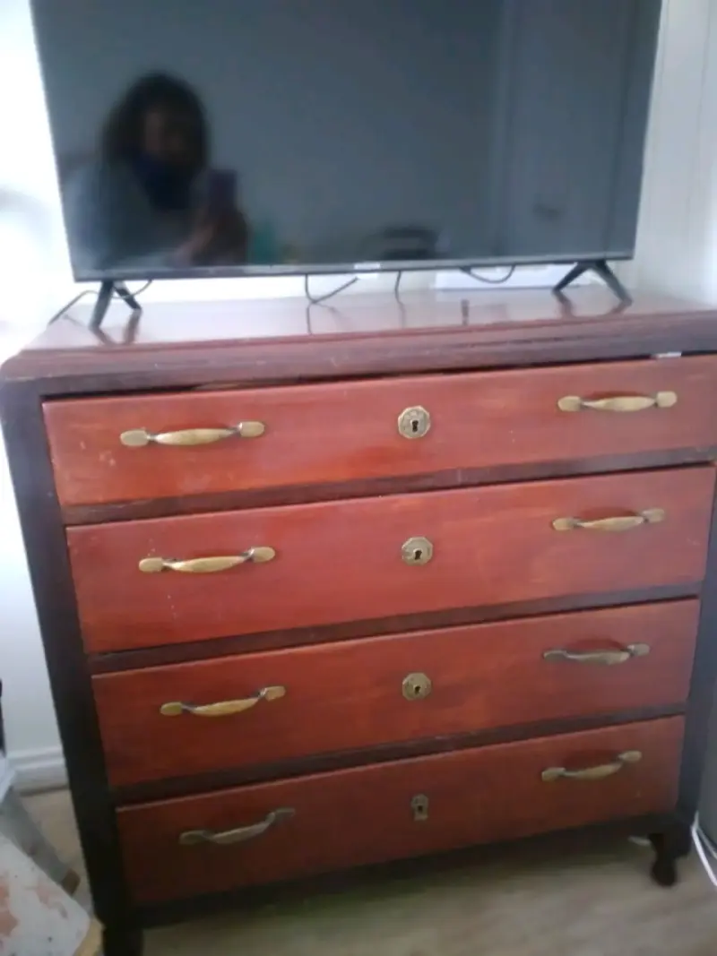 Cómoda de madera con tiradores dorados - 2