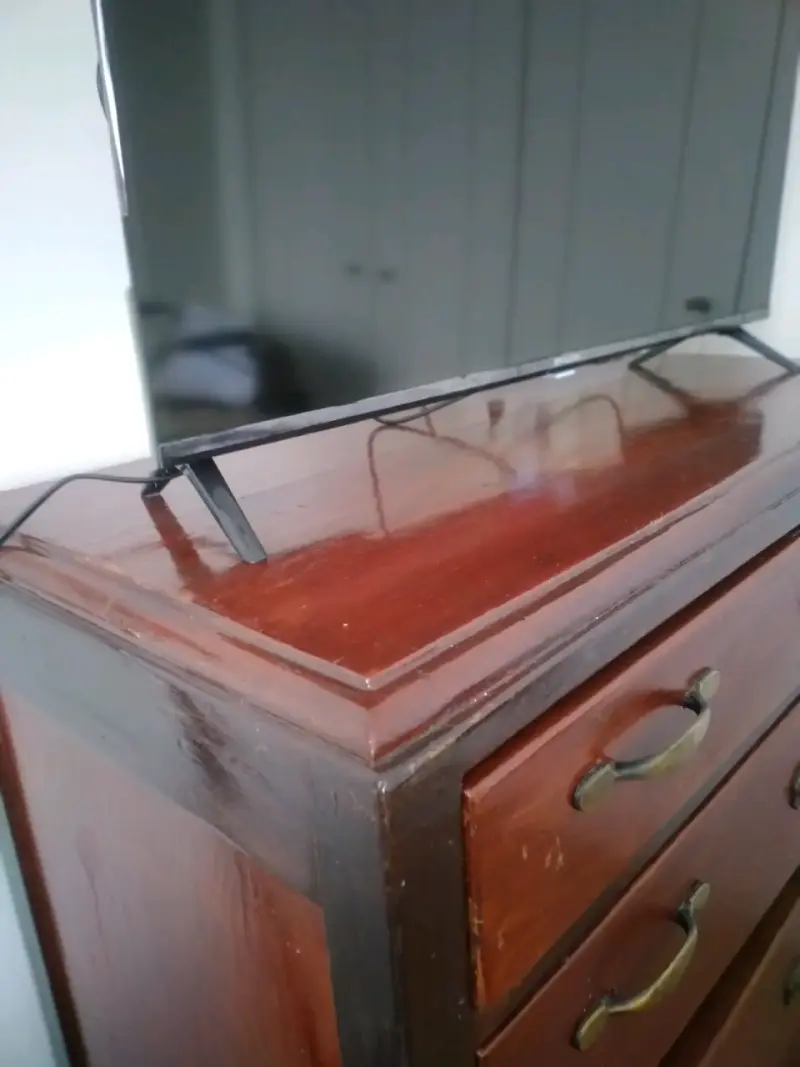 Cómoda de madera con tiradores dorados - 3