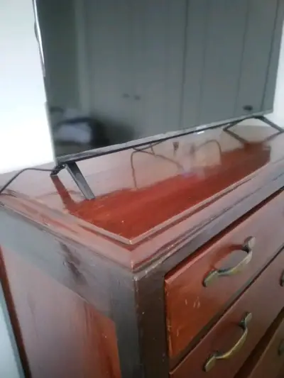 Cómoda de madera con tiradores dorados - miniatura 3