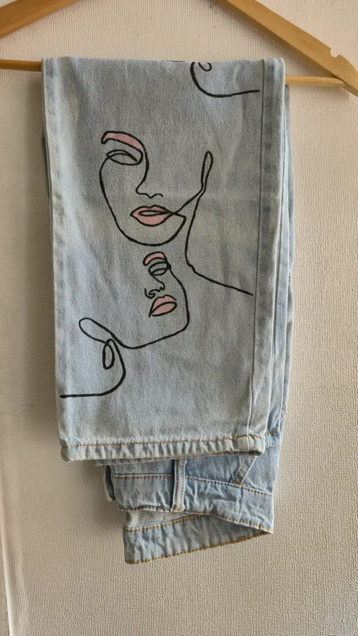 Mom Jeans de mezclilla con diseño artístico - 1