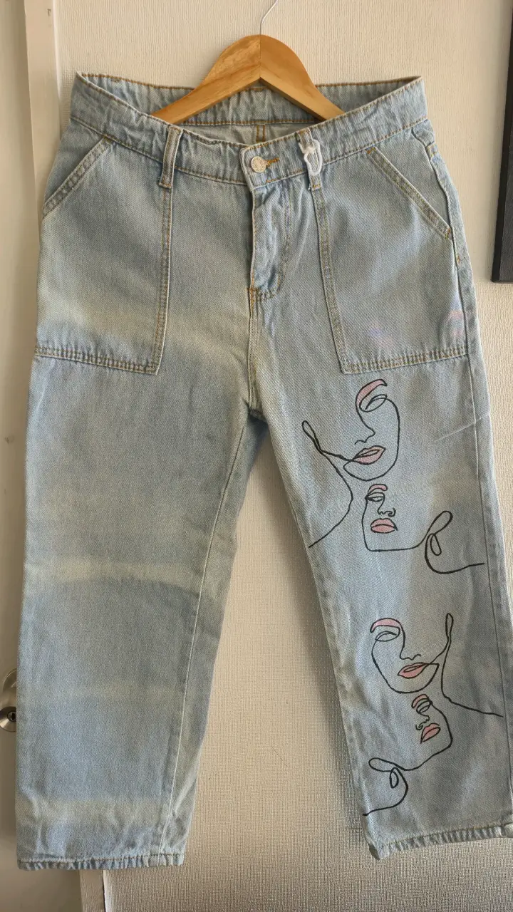 Mom Jeans de mezclilla con diseño artístico - 2