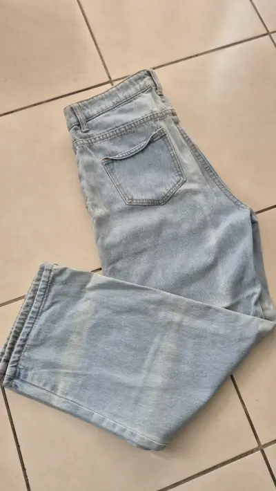 Mom Jeans de mezclilla con diseño artístico - miniatura 4