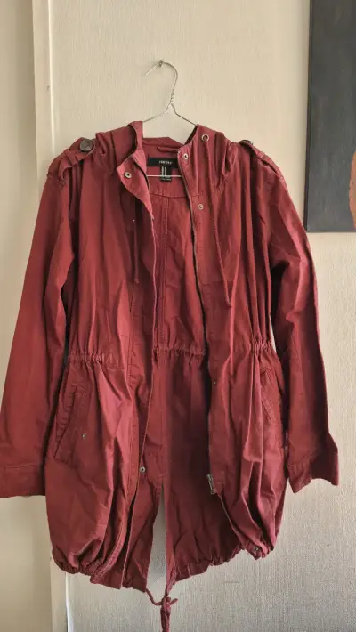 Parka roja Forever 21 con capucha - miniatura 1