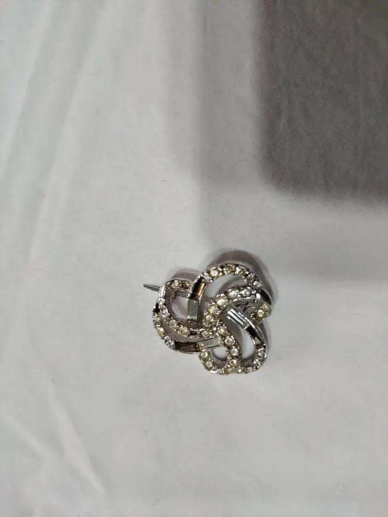 Broche de plata con cristales brillantes