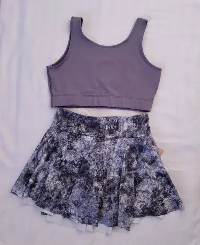 Conjunto deportivo top y falda short - miniatura 1