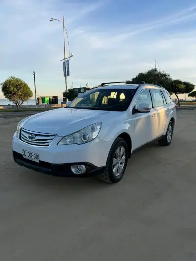 Subaru Outback 2010 en buen estado - miniatura 1