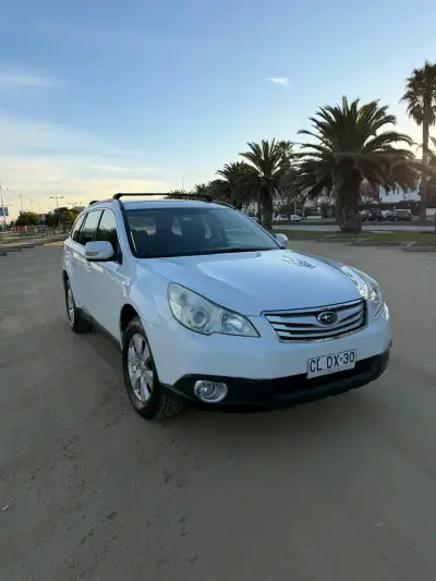 Subaru Outback 2010 en buen estado - miniatura 2